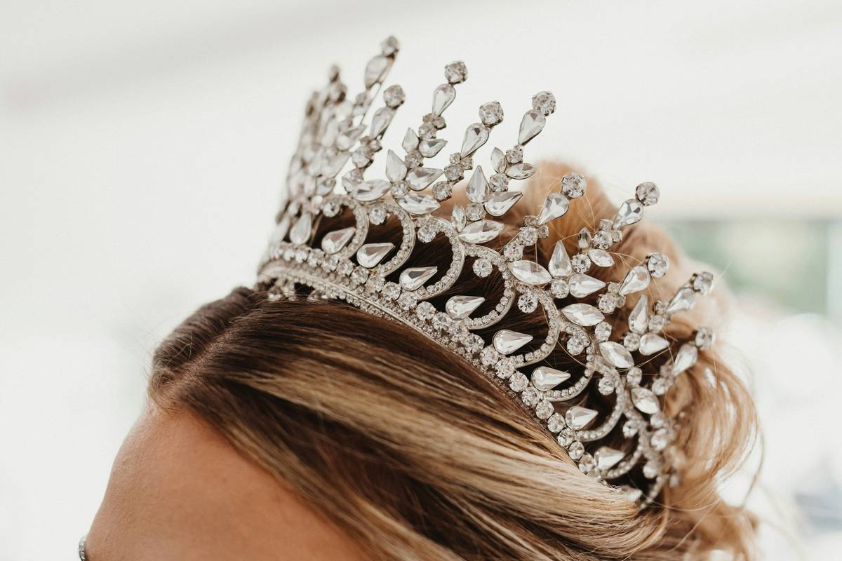 Why Silver Wedding Headbands Are the Secret Weapon of Modern Bridal Styling